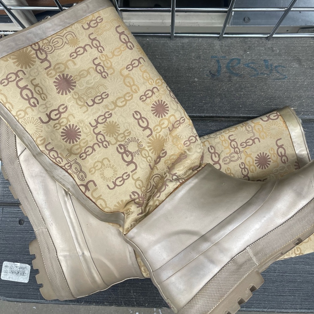 UGG Beige and Brown Patterned rain Boots size 9 sheepskin lined used